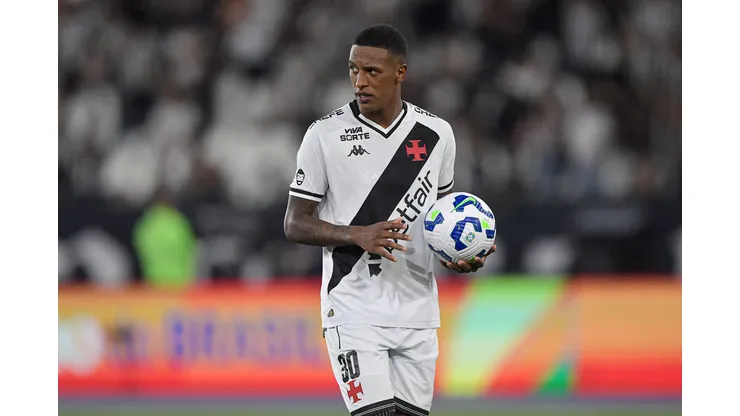 RJ - RIO DE JANEIRO - 11/09/2025 - COPA DO BRASIL 2025, BOTAFOGO X VASCO - Robert Renan jogador do Vasco durante partida contra o Botafogo no estadio Engenhao pelo campeonato Copa Do Brasil 2025. Foto: Thiago Ribeiro/AGIF