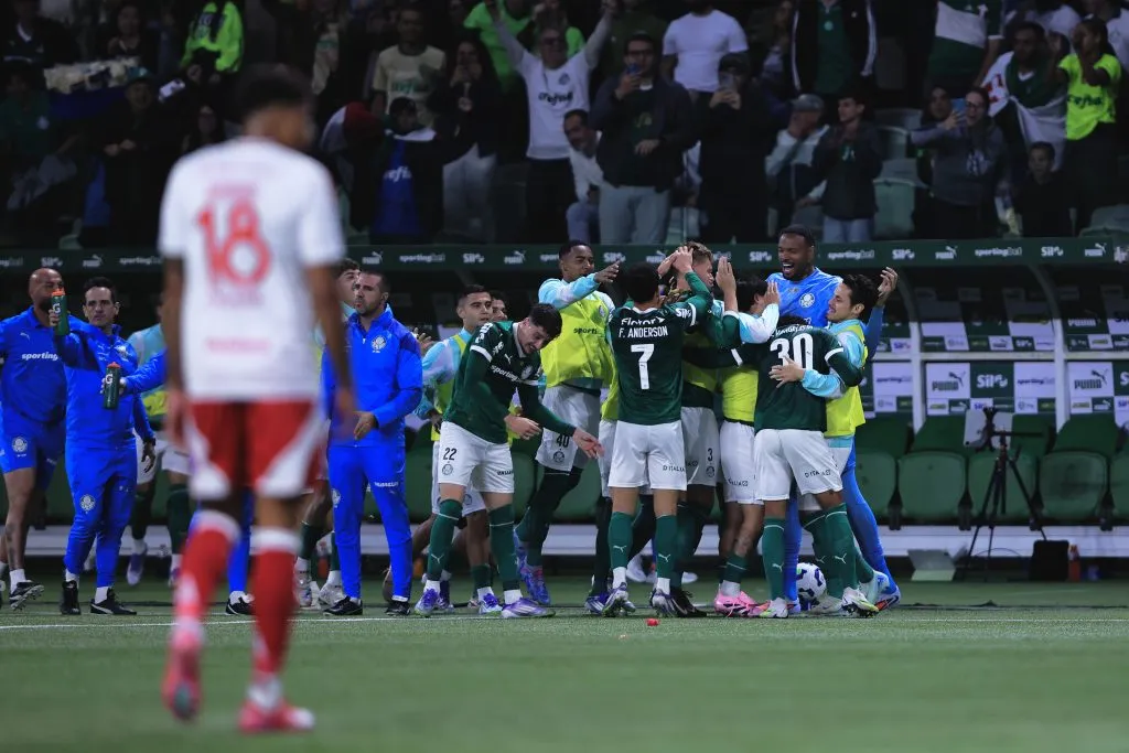 Lucas Evangelista jogador do Palmeiras comemora seu gol durante partida contra o Internacional no estadio Arena Allianz Parque pelo campeonato Brasileiro A 2025. Foto: Ettore Chiereguini/AGIF