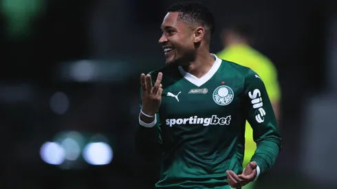 SP – SAO PAULO – 13/09/2025 – BRASILEIRO A 2025, PALMEIRAS X INTERNACIONAL – Vitor Roque jogador do Palmeiras comemora seu gol durante partida contra o Internacional no estadio Arena Allianz Parque pelo campeonato Brasileiro A 2025. Foto: Ettore Chiereguini/AGIF
