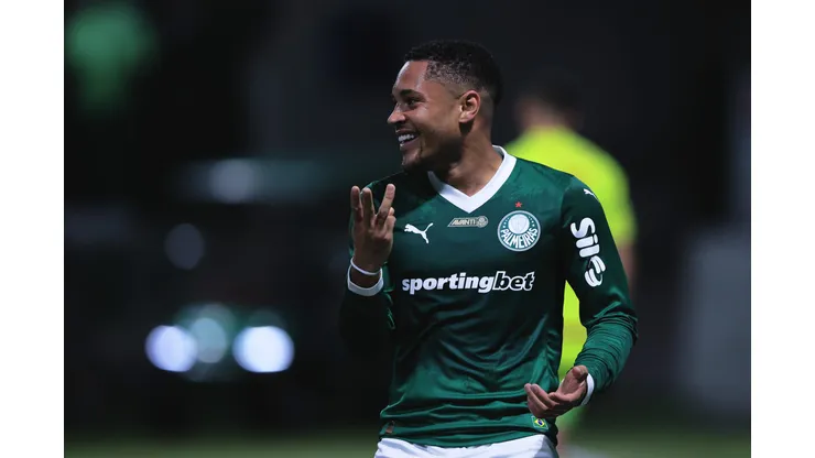 SP - SAO PAULO - 13/09/2025 - BRASILEIRO A 2025, PALMEIRAS X INTERNACIONAL - Vitor Roque jogador do Palmeiras comemora seu gol durante partida contra o Internacional no estadio Arena Allianz Parque pelo campeonato Brasileiro A 2025. Foto: Ettore Chiereguini/AGIF