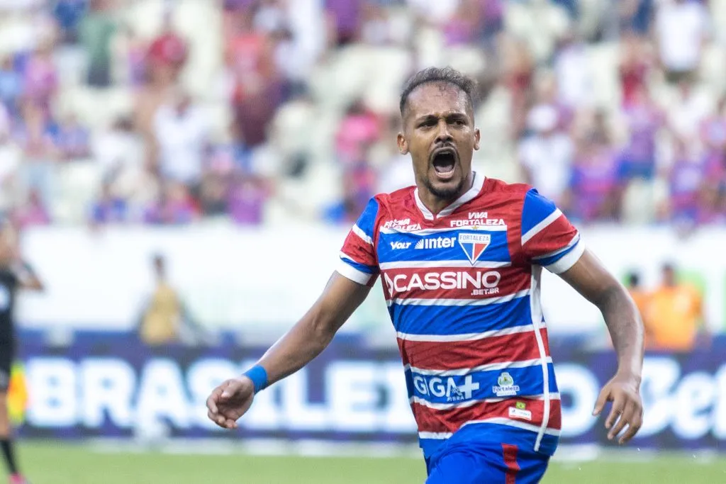 Bruno Pacheco jogador do Fortaleza comemora seu gol durante partida contra o Vitoria no estadio Arena Castelao pelo campeonato Brasileiro A 2025. Foto: Lucas Emanuel/AGIF