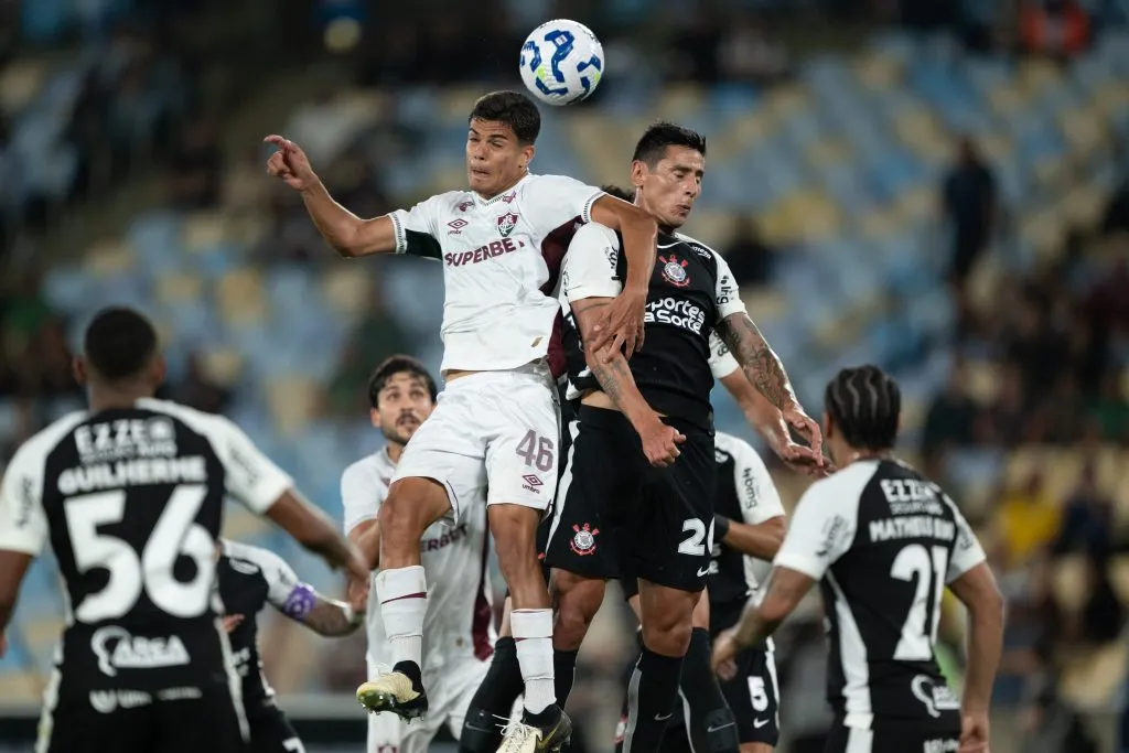 RJ – RIO DE JANEIRO – 13/09/2025 – BRASILEIRO A 2025, FLUMINENSE X CORINTHIANS – Julio Fidelis jogador do Fluminense disputa lance com Fabrizio Angileri jogador do Corinthians durante partida no estadio Maracana pelo campeonato Brasileiro A 2025. Foto: Jorge Rodrigues/AGIF