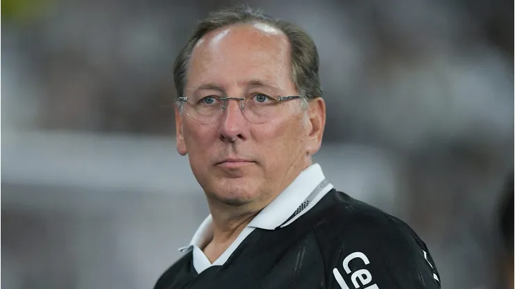 RJ - RIO DE JANEIRO - 26/07/2025 - BRASILEIRO A 2025, BOTAFOGO X CORINTHIANS - John Textor CEO do Botafogo durante partida contra o Corinthians no estadio Engenhao pelo campeonato Brasileiro A 2025. Foto: Thiago Ribeiro/AGIF