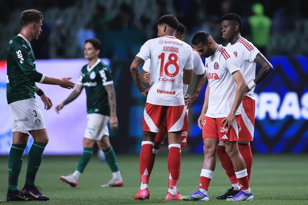 SP – SAO PAULO – 13/09/2025 – BRASILEIRO A 2025, PALMEIRAS X INTERNACIONAL –  jogadores do Internacional lamenta derrota ao final da partida contra o Palmeiras no estadio Arena Allianz Parque pelo campeonato Brasileiro A 2025. Foto: Ettore Chiereguini/AGIF