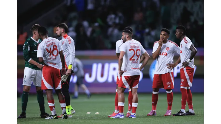 SP - SAO PAULO - 13/09/2025 - BRASILEIRO A 2025, PALMEIRAS X INTERNACIONAL - jogadores do Internacional lamenta derrota ao final da partida contra o Palmeiras no estadio Arena Allianz Parque pelo campeonato Brasileiro A 2025. Foto: Ettore Chiereguini/AGIF