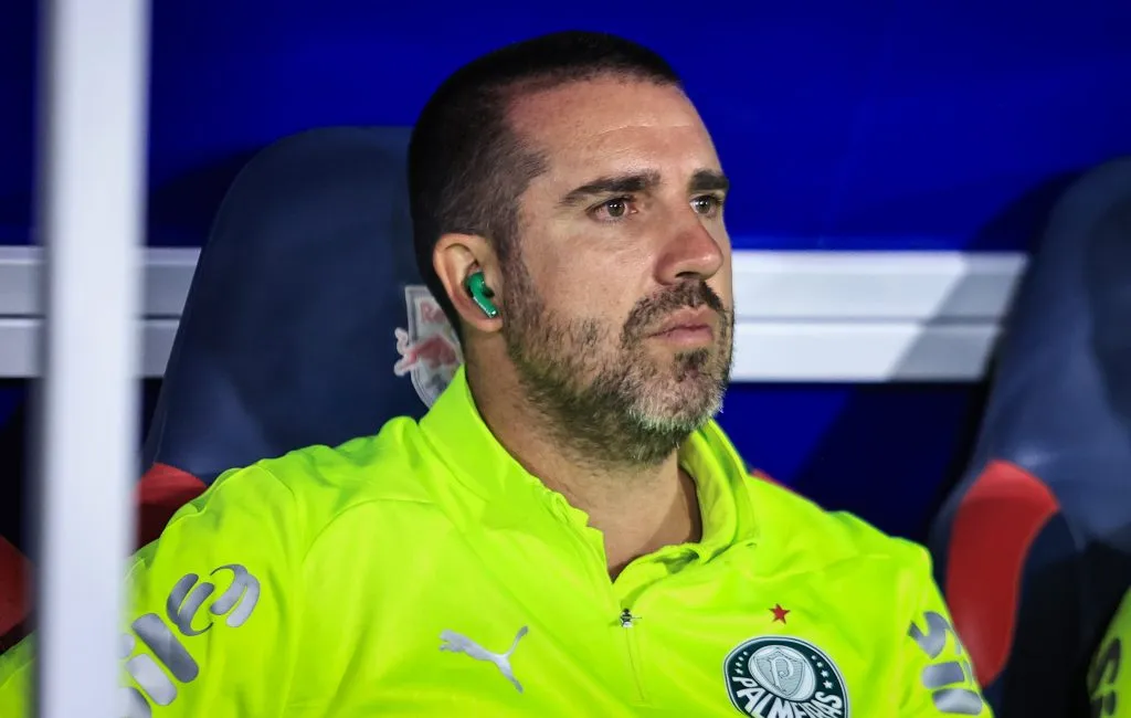 SP – BRAGANCA PAULISTA – 18/05/2025 – BRASILEIRO A 2025, BRAGANTINO X PALMEIRAS –  Joao Martins tecnico do Palmeiras durante partida contra o Bragantino no estadio Cicero De Souza Marques pelo campeonato Brasileiro A 2025. Foto: Fabio Giannelli/AGIF