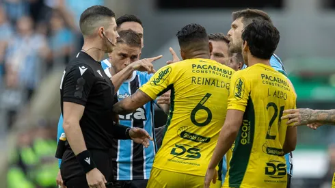 RS - PORTO ALEGRE - 13/09/2025 - BRASILEIRO A 2025, GREMIO X MIRASSOL - Walter Kannemann jogador do Gremio reclama com a arbitragem durante partida contra o Mirassol no estadio Arena do Gremio pelo campeonato Brasileiro A 2025. Foto: Liamara Polli/AGIF