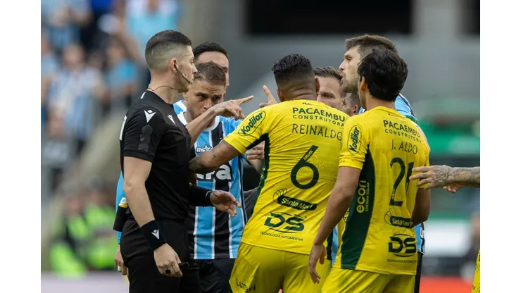 RS - PORTO ALEGRE - 13/09/2025 - BRASILEIRO A 2025, GREMIO X MIRASSOL - Walter Kannemann jogador do Gremio reclama com a arbitragem durante partida contra o Mirassol no estadio Arena do Gremio pelo campeonato Brasileiro A 2025. Foto: Liamara Polli/AGIF