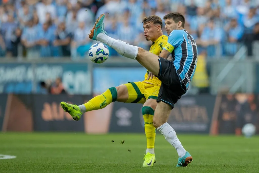 RS – PORTO ALEGRE – 13/09/2025 – BRASILEIRO A 2025, GREMIO X MIRASSOL – Walter Kannemann jogador do Gremio disputa lance com Christian jogador do Mirassol durante partida no estadio Arena do Gremio pelo campeonato Brasileiro A 2025. Foto: Liamara Polli/AGIF