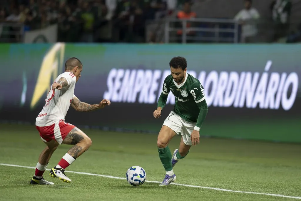 SP – SAO PAULO – 13/09/2025 – BRASILEIRO A 2025, PALMEIRAS X INTERNACIONAL – Felipe Anderson jogador do Palmeiras disputa lance com Alan Benitez jogador do Internacional durante partida no estadio Arena Allianz Parque pelo campeonato Brasileiro A 2025. Foto: Anderson Romao/AGIF
