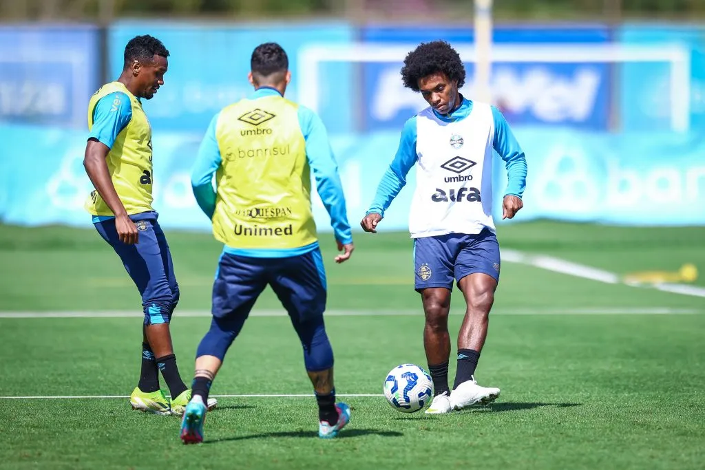 RS – FUTEBOL/ TREINO GREMIO 2025 – ESPORTES – Jogadores do Gremio realizam treino técnico no CT Luiz Carvalho durante a manha desta terca-feira, na preparação para a partida valida pelo Campeonato Brasileiro 2025. FOTO: LUCAS UEBEL/GREMIO FBPA