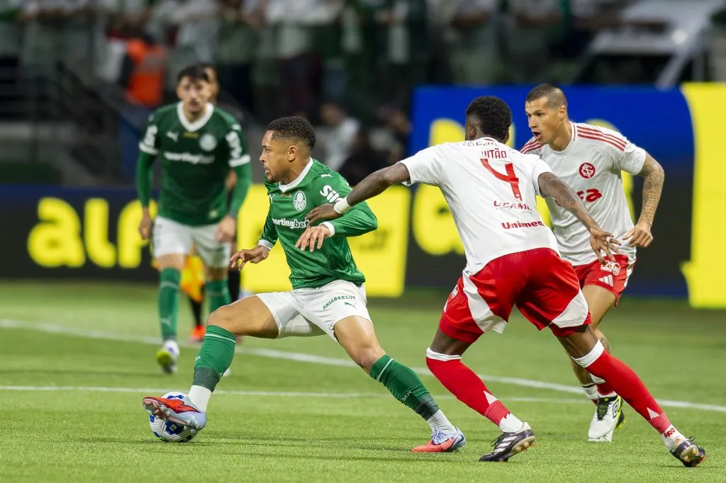 SP – SAO PAULO – 13/09/2025 – BRASILEIRO A 2025, PALMEIRAS X INTERNACIONAL – Vitor Roque jogador do Palmeiras disputa lance com Vitao jogador do Internacional durante partida no estadio Arena Allianz Parque pelo campeonato Brasileiro A 2025. Foto: Anderson Romao/AGIF