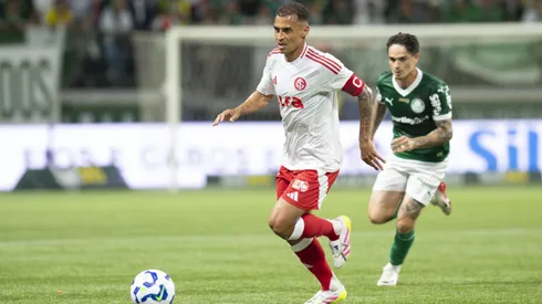 SP - SAO PAULO - 13/09/2025 - BRASILEIRO A 2025, PALMEIRAS X INTERNACIONAL - Khellven jogador do Palmeiras disputa lance com Alan Patrick jogador do Internacional durante partida no estadio Arena Allianz Parque pelo campeonato Brasileiro A 2025. Foto: Anderson Romao/AGIF