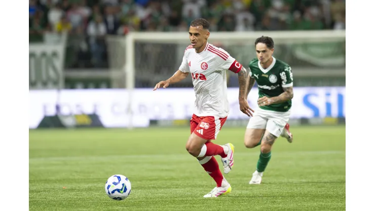 SP - SAO PAULO - 13/09/2025 - BRASILEIRO A 2025, PALMEIRAS X INTERNACIONAL - Khellven jogador do Palmeiras disputa lance com Alan Patrick jogador do Internacional durante partida no estadio Arena Allianz Parque pelo campeonato Brasileiro A 2025. Foto: Anderson Romao/AGIF