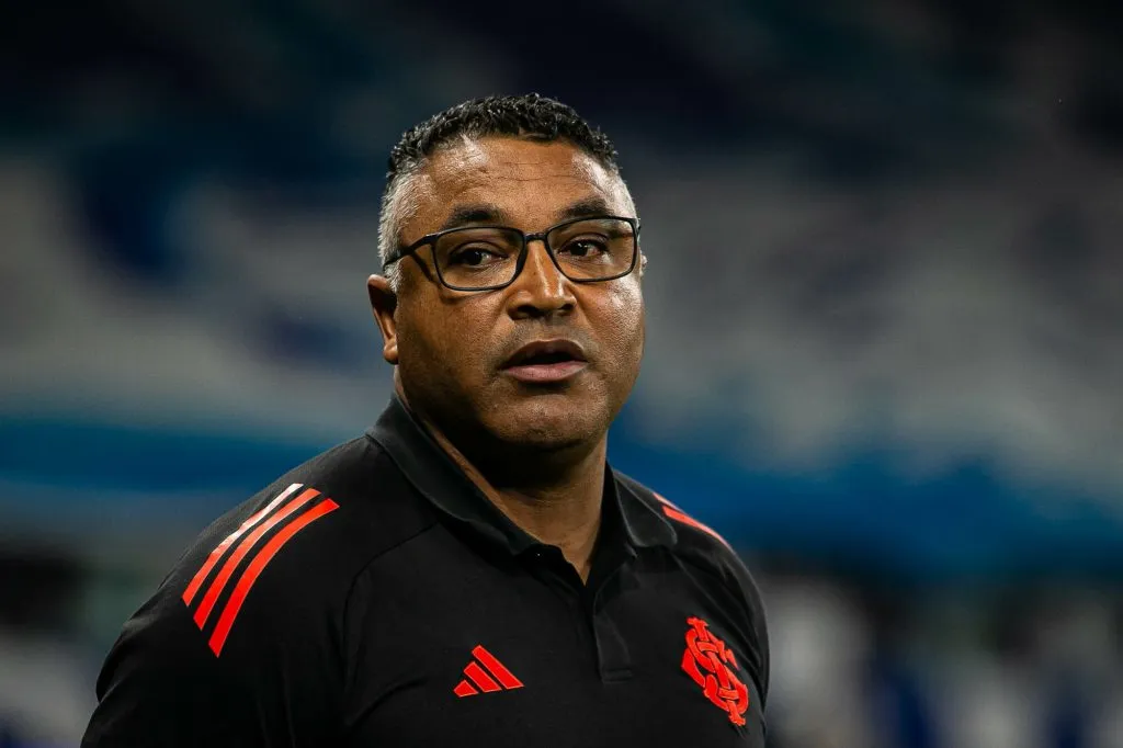 MG – BELO HORIZONTE – 23/08/2025 – BRASILEIRO A 2025, CRUZEIRO X INTERNACIONAL – Roger Machado tecnico do Internacional durante partida contra o Cruzeiro no estadio Mineirao pelo campeonato Brasileiro A 2025. Foto: Fernando Moreno/AGIF