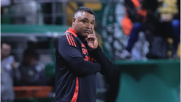 SP - SAO PAULO - 13/09/2025 - BRASILEIRO A 2025, PALMEIRAS X INTERNACIONAL - Roger Machado tecnico do Internacional durante partida contra o Palmeiras no estadio Arena Allianz Parque pelo campeonato Brasileiro A 2025. Foto: Ettore Chiereguini/AGIF