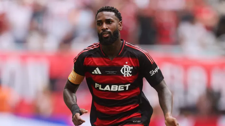 MIAMI GARDENS, FLORIDA - JUNE 29: Gerson #8 of CR Flamengo in action during the FIFA Club World Cup 2025 round of 16 match between CR Flamengo and FC Bayern München at Hard Rock Stadium on June 29, 2025 in Miami Gardens, Florida. (Photo by Michael Reaves/Getty Images)
