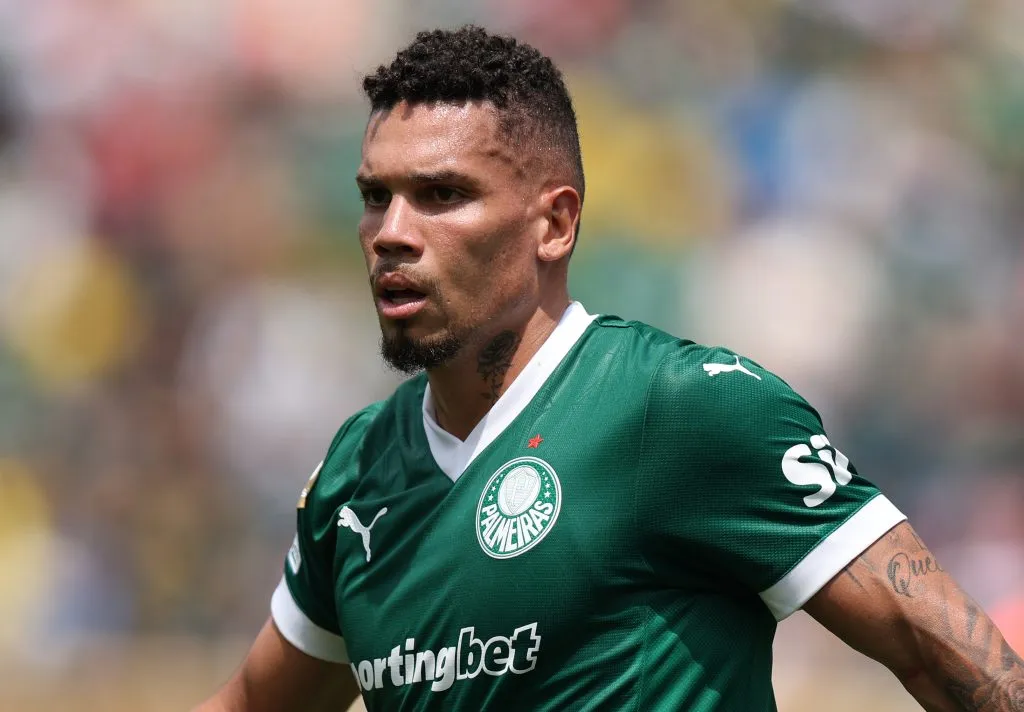 PHILADELPHIA, PENNSYLVANIA – JUNE 28: Paulinho #10 of Palmeiras looks on during the FIFA Club World Cup 2025 round of 16 match between SE Palmeiras and Botafogo FR at Lincoln Financial Field on June 28, 2025 in Philadelphia, Pennsylvania. (Photo by Francois Nel/Getty Images)