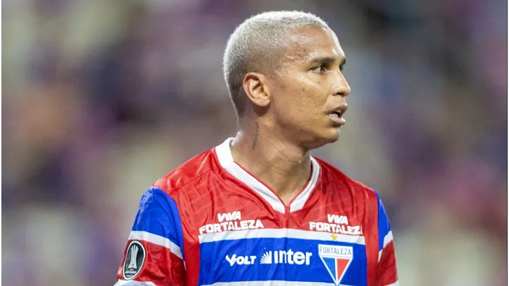 Deyverson durante confronto contra o Vélez Sársfield na Libertadores de 2025.