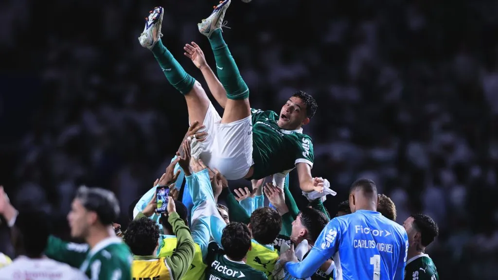 Jogadores do Palmeiras comemorando o retorno de Bruno Rodrigues. Foto: Ettore Chiereguini/AGIF