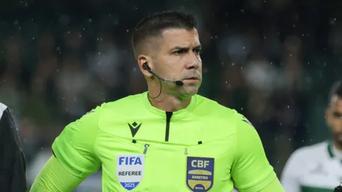PR – CURITIBA – 05/09/2025 – BRASILEIRO B 2025, CORITIBA X FERROVIARIA – O arbitro Bruno Arleu de Araujo durante partida entre Coritiba e Ferroviaria no estadio Couto Pereira pelo campeonato Brasileiro B 2025. Foto: Robson Mafra/AGIF