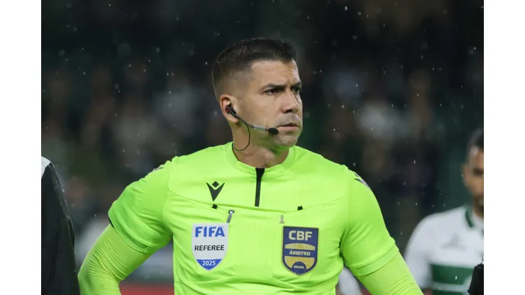PR - CURITIBA - 05/09/2025 - BRASILEIRO B 2025, CORITIBA X FERROVIARIA - O arbitro Bruno Arleu de Araujo durante partida entre Coritiba e Ferroviaria no estadio Couto Pereira pelo campeonato Brasileiro B 2025. Foto: Robson Mafra/AGIF