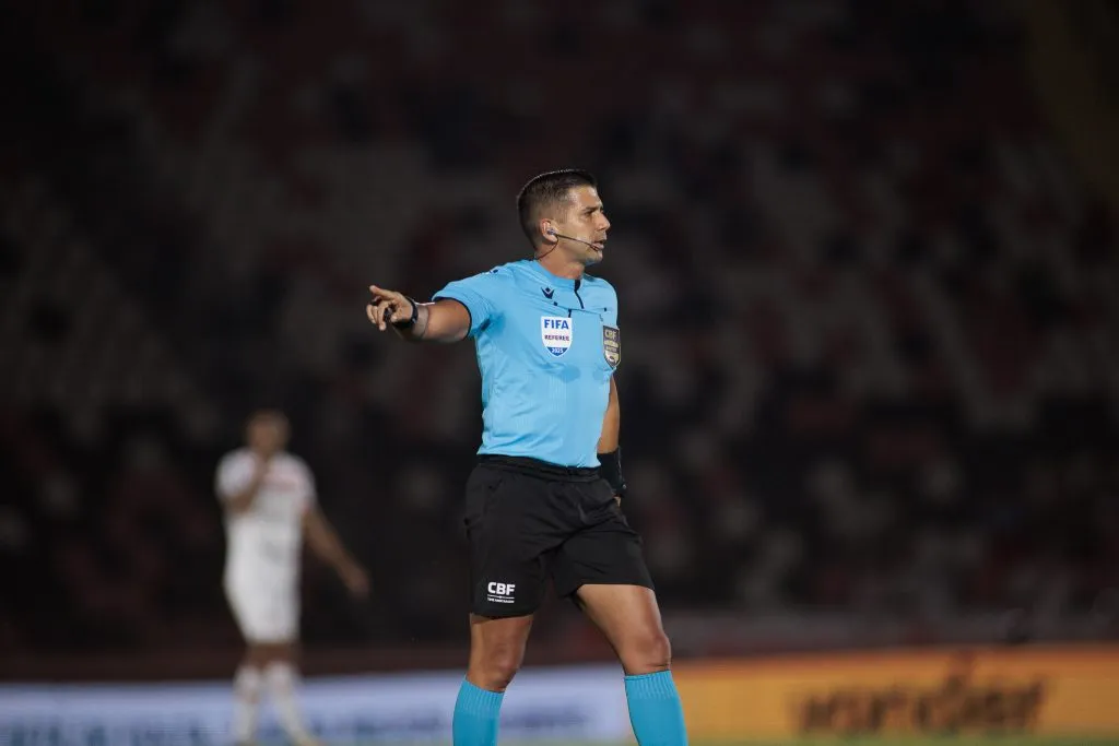 SP – RIBEIRAO PRETO – 25/08/2025 – BRASILEIRO B 2025, BOTAFOGO-SP X VILA NOVA-GO – O arbitro Bruno Arleu de Araujo durante partida entre Botafogo-SP e Vila Nova-GO no estadio Santa Cruz pelo campeonato Brasileiro B 2025. Foto: Vinicius Silva/AGIF