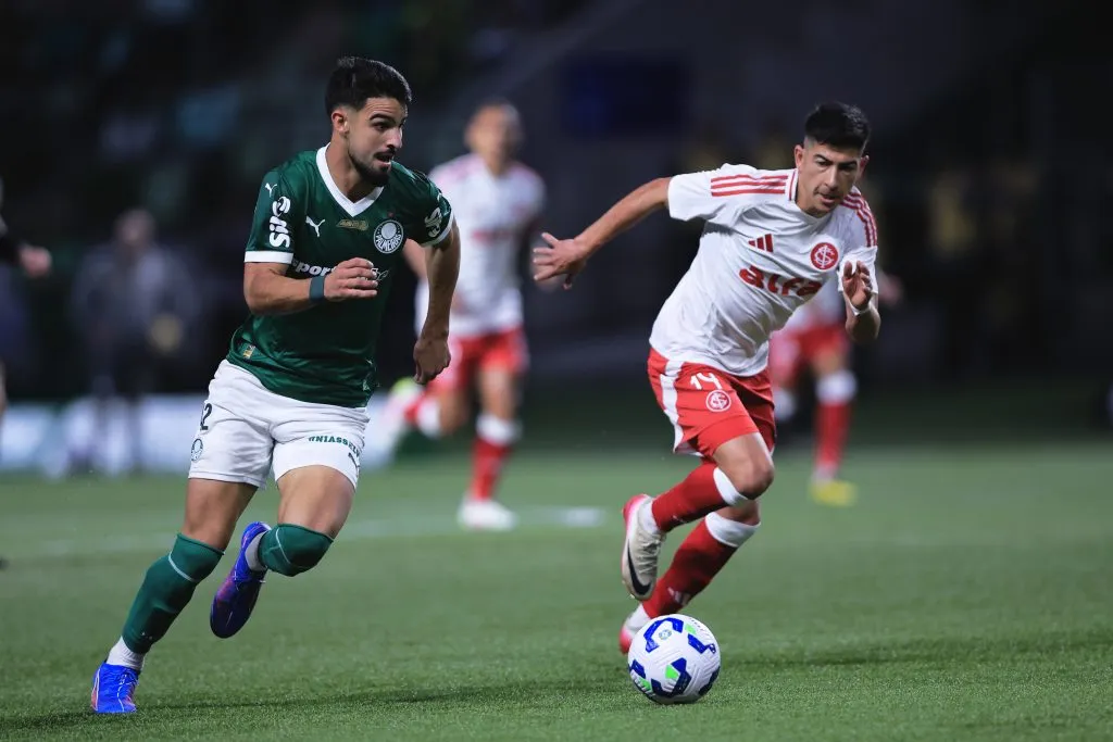 Alan Rodríguez disputa jogada com Flaco López. Foto: Ettore Chiereguini/AGIF