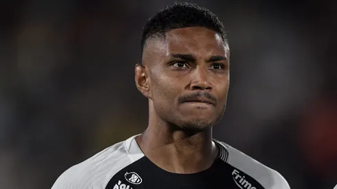 Vitinho durante confronto contra o Fluminense no Campeonato Brasileiro de 2025.
