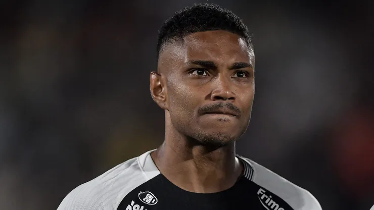Vitinho durante confronto contra o Fluminense no Campeonato Brasileiro de 2025.