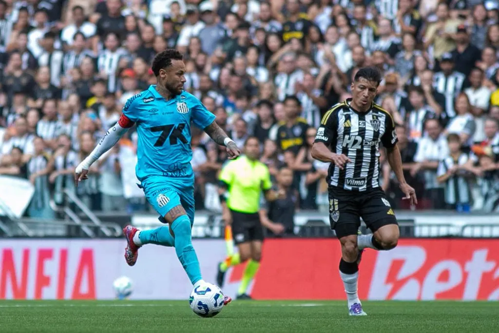 MG – BELO HORIZONTE – 14/09/2025 – BRASILEIRO A 2025, ATLETICO-MG X SANTOS – Neymar jogador do Santos durante partida contra o Atletico-MG no estadio Arena MRV pelo campeonato Brasileiro A 2025. Foto: Fernando Moreno/AGIF