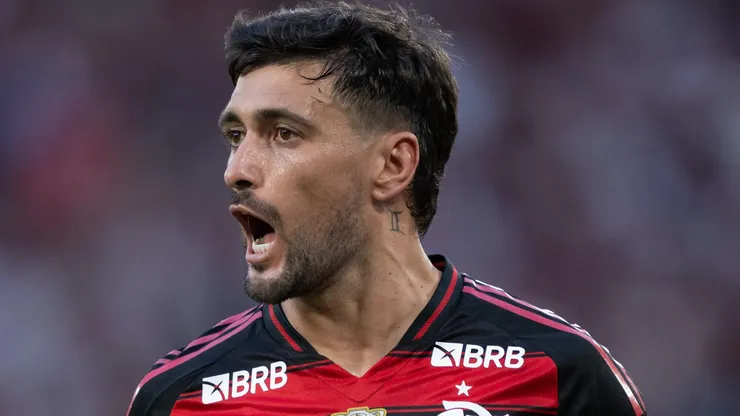 RJ - RIO DE JANEIRO - 31/08/2025 - BRASILEIRO A 2025, FLAMENGO X GREMIO - Arrascaeta jogador do Flamengo comemora seu gol durante partida contra o Gremio no estadio Maracana pelo campeonato Brasileiro A 2025. Foto: Jorge Rodrigues/AGIF