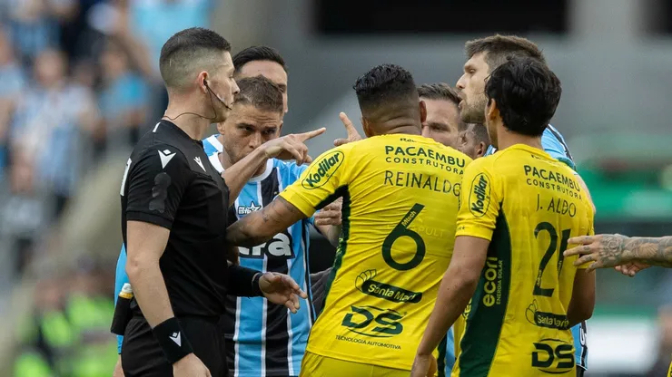 RS - PORTO ALEGRE - 13/09/2025 - BRASILEIRO A 2025, GREMIO X MIRASSOL - Walter Kannemann jogador do Gremio reclama com a arbitragem durante partida contra o Mirassol no estadio Arena do Gremio pelo campeonato Brasileiro A 2025. Foto: Liamara Polli/AGIF