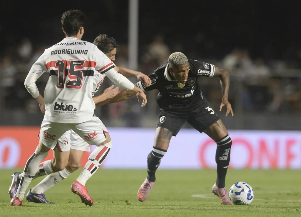 SP – SAO PAULO – 14/09/2025 – BRASILEIRO A 2025, SAO PAULO X BOTAFOGO – Danilo, jogador do Botafogo durante partida contra o Sao Paulo no estadio Morumbi pelo campeonato Brasileiro A 2025. Foto: Alan Morici/AGIF