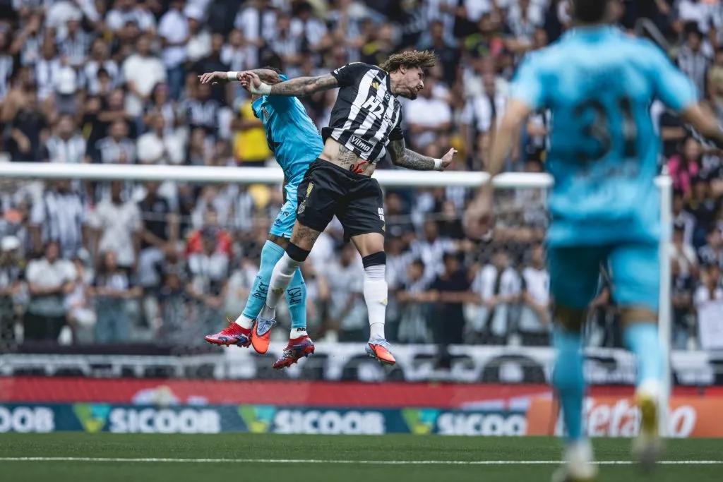 Lyanco em disputa de bola contra o Santos. Foto: Pedro Souza / Atlético