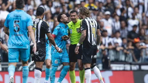 Lyanco discute com Neymar. Foto: Pedro Souza / Atlético