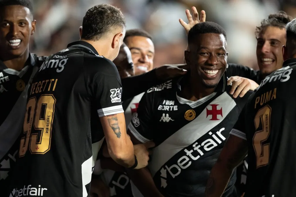Cuesta jogador do Vasco comemora seu gol com jogadores do seu time durante partida contra o Ceara no estadio Sao Januario pelo campeonato Brasileiro A 2025. Foto: Jorge Rodrigues/AGIF