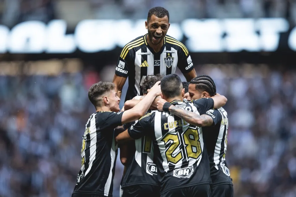Vitor Hugo e jogadores na comemoração do gol diante do Peixe. Foto: Pedro Souza / Atlético