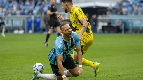 RS – PORTO ALEGRE – 13/09/2025 – BRASILEIRO A 2025, GREMIO X MIRASSOL – Martin Braithwaite jogador do Gremio disputa lance com Jemmes jogador do Mirassol durante partida no estadio Arena do Gremio pelo campeonato Brasileiro A 2025. Foto: Liamara Polli/AGIF