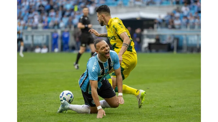 RS - PORTO ALEGRE - 13/09/2025 - BRASILEIRO A 2025, GREMIO X MIRASSOL - Martin Braithwaite jogador do Gremio disputa lance com Jemmes jogador do Mirassol durante partida no estadio Arena do Gremio pelo campeonato Brasileiro A 2025. Foto: Liamara Polli/AGIF