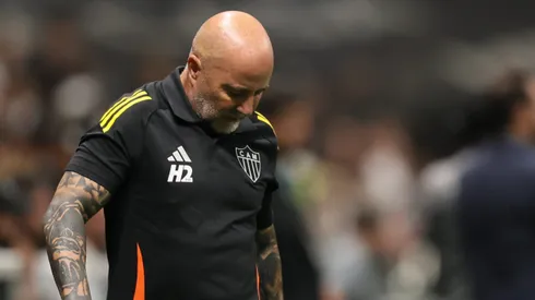 MG – BELO HORIZONTE – 14/09/2025 – BRASILEIRO A 2025, ATLETICO-MG X SANTOS – Jorge Sampaoli tecnico do Atletico-MG lamenta durante partida contra o Santos no estadio Arena MRV pelo campeonato Brasileiro A 2025. Foto: Gilson Lobo/AGIF