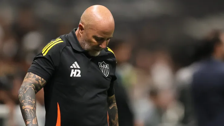 MG - BELO HORIZONTE - 14/09/2025 - BRASILEIRO A 2025, ATLETICO-MG X SANTOS - Jorge Sampaoli tecnico do Atletico-MG lamenta durante partida contra o Santos no estadio Arena MRV pelo campeonato Brasileiro A 2025. Foto: Gilson Lobo/AGIF