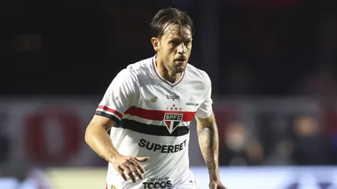 Rafael Tolói durante confronto contra o Botafogo no Brasileirão 2025.