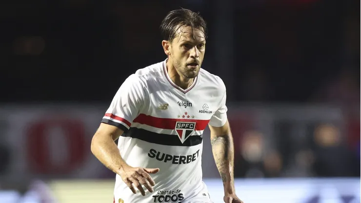 Rafael Tolói durante confronto contra o Botafogo no Brasileirão 2025.