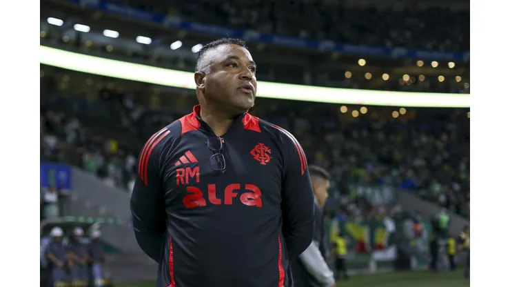SAO PAULO, BRAZIL - SEPTEMBER 13: Roger Machado head coach of Internacional looks on during the Brasileirao 2025 match between Palmeiras and Internacional at Allianz Parque on September 13, 2025 in Sao Paulo, Brazil. (Photo by Ricardo Moreira/Getty Images)