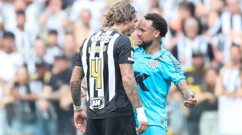 MG – BELO HORIZONTE – 14/09/2025 – BRASILEIRO A 2025, ATLETICO-MG X SANTOS – Lyanco jogador do Atletico-MG encara Neymar jogador do Santos durante partida no estadio Arena MRV pelo campeonato Brasileiro A 2025. Foto: Gilson Lobo/AGIF