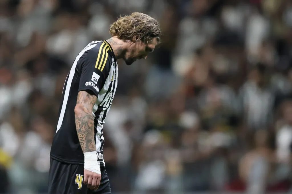 MG – BELO HORIZONTE – 14/09/2025 – BRASILEIRO A 2025, ATLETICO-MG X SANTOS – Lyanco jogador do Atletico-MG lamenta durante partida contra o Santos no estadio Arena MRV pelo campeonato Brasileiro A 2025. Foto: Gilson Lobo/AGIF