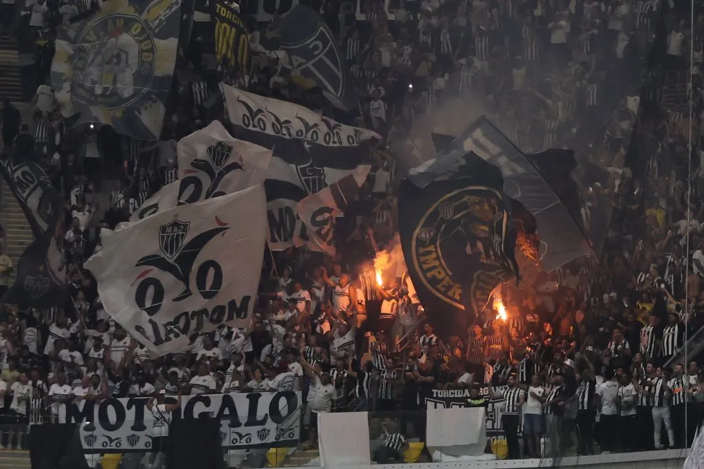 MG – BELO HORIZONTE – 27/08/2025 – COPA DO BRASIL 2025, ATLETICO-MG X CRUZEIRO – Torcida do Atletico-MG acende sinalizadores durante partida contra Cruzeiro no estadio Arena MRV pelo campeonato Copa Do Brasil 2025. Foto: Gilson Lobo/AGIF