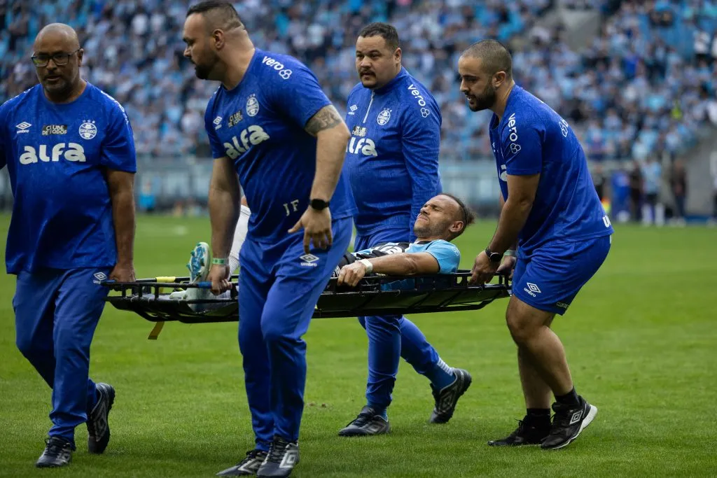 Martin Braithwaite jogador do Grêmio sendo carregado durante partida contra o Mirassol – Foto: Liamara Polli/AGIF