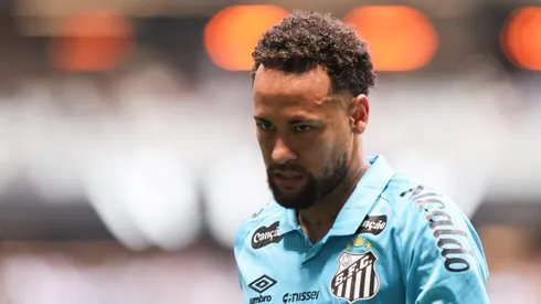 Neymar jogador do Santos lamenta durante partida contra o Atletico-MG no estadio Arena MRV pelo campeonato Brasileiro A 2025. Foto: Gilson Lobo/AGIF